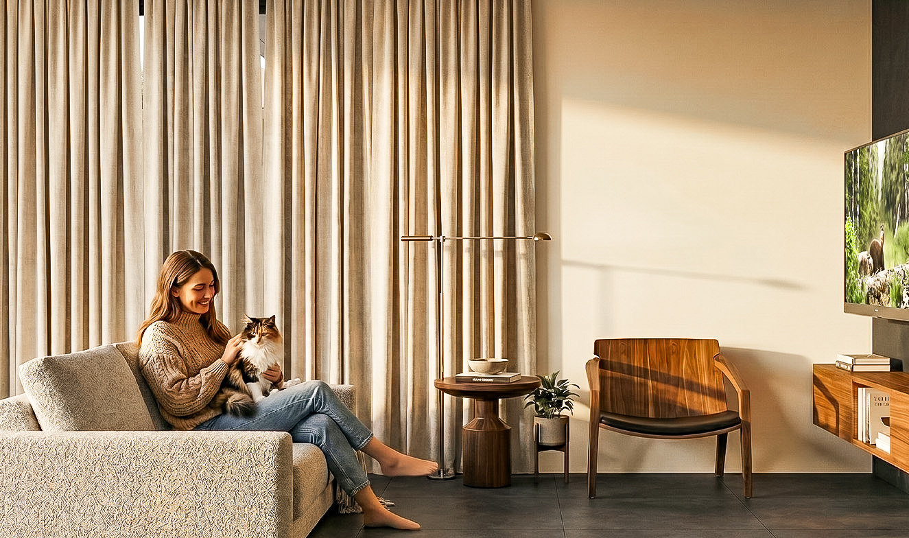 Sala de estar da Casa DL com pessoas reunidas