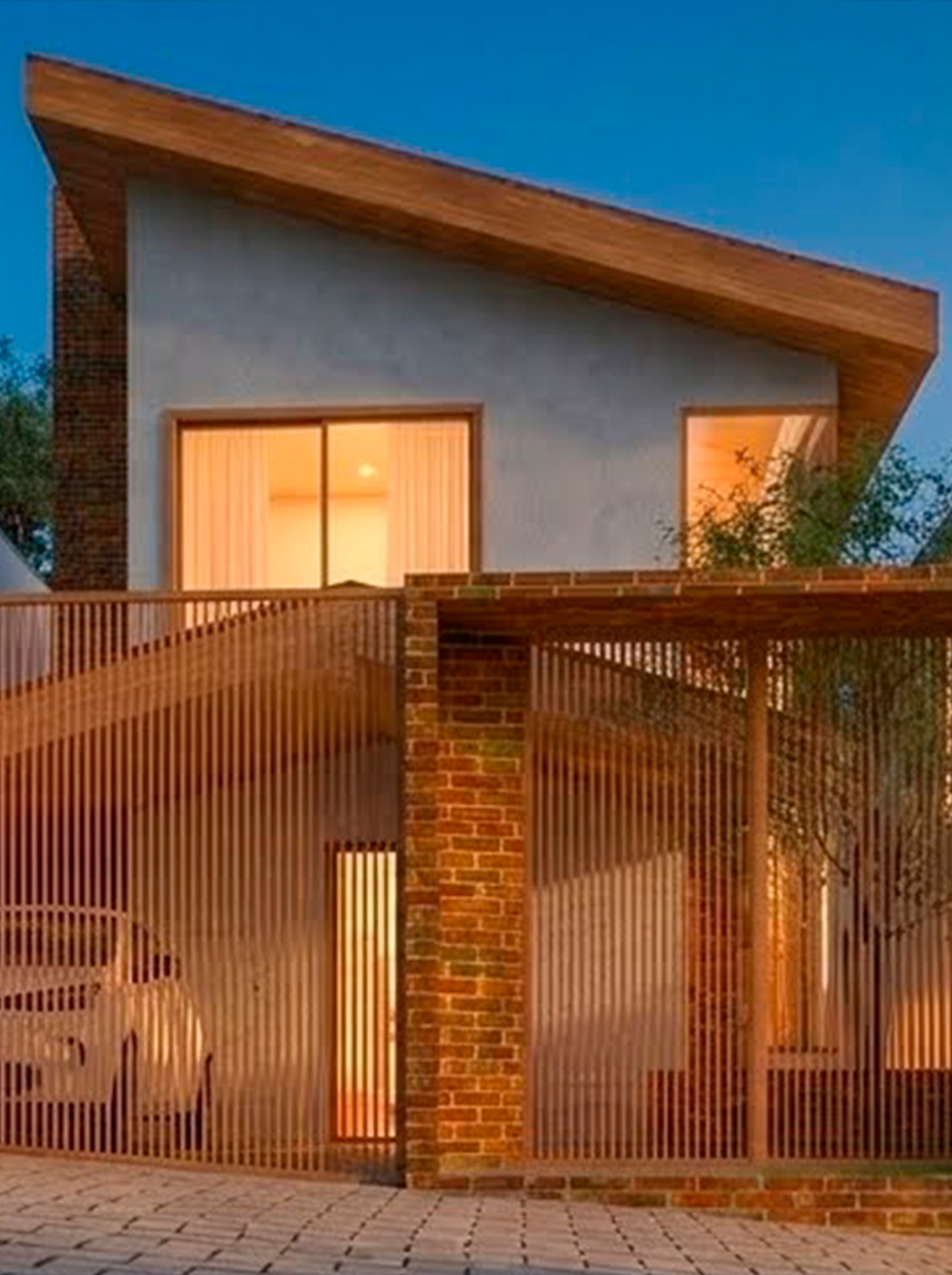 Fachada da Casa LC, ângulo alternativo ao entardecer