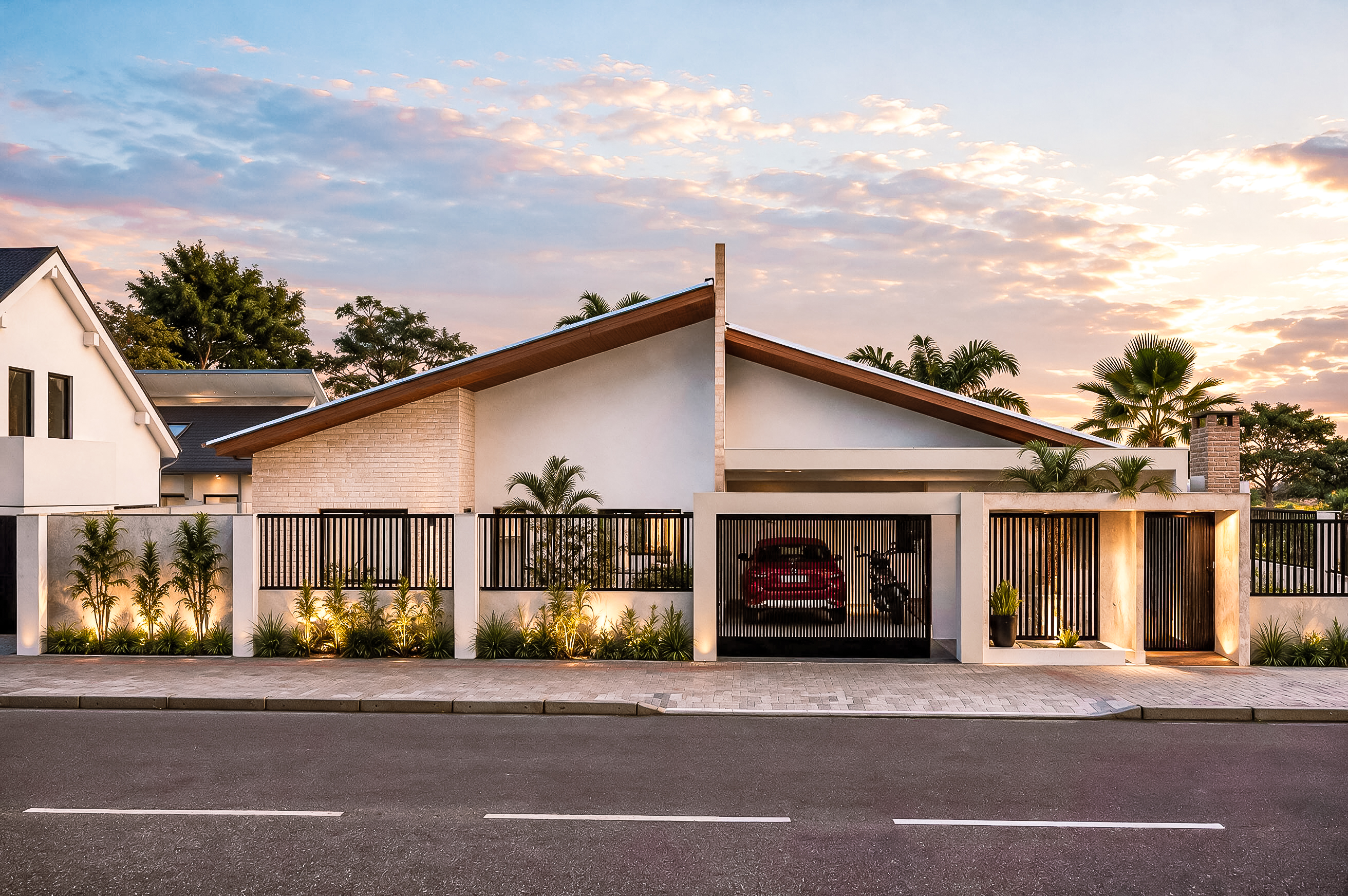 Fachada da Casa Marques ao entardecer, vista da rua com carro na garagem