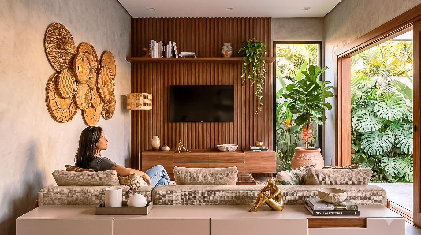 Sala de estar com painel de madeira ripada e televisão